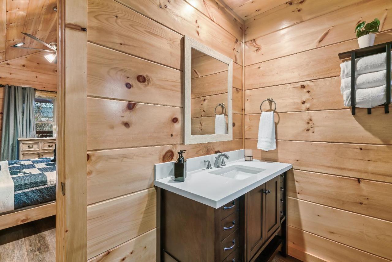 Ferienhaus Mountains R Calling, Cozy Hideaway, King Beds, Hot-tub, Arcade, Ev Ready *